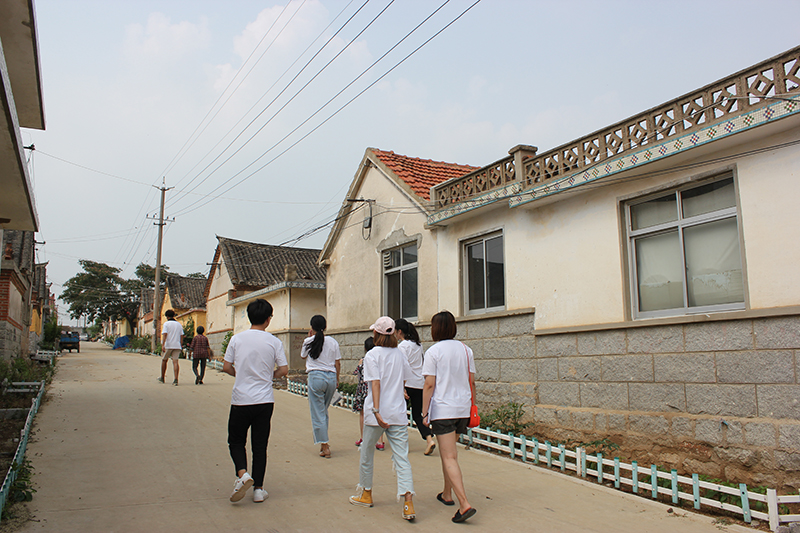 0-3“乡音未改”实践队队员在郝家庄村进行走访调查.jpg 0-3“乡音未改”实践队队员在郝家庄村进行走访调查.jpg